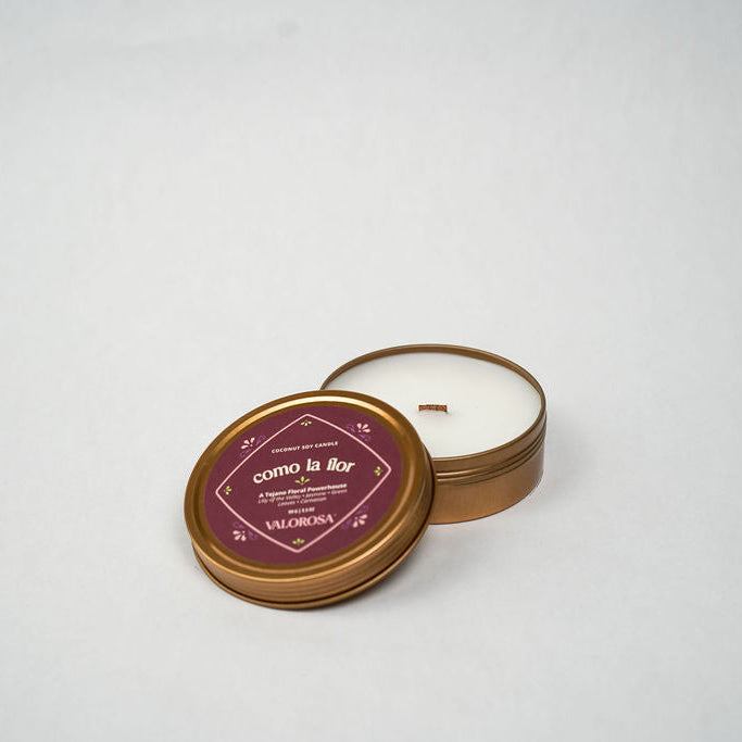 Candle in a tin with 'Sous de Jamaica' label on a white background