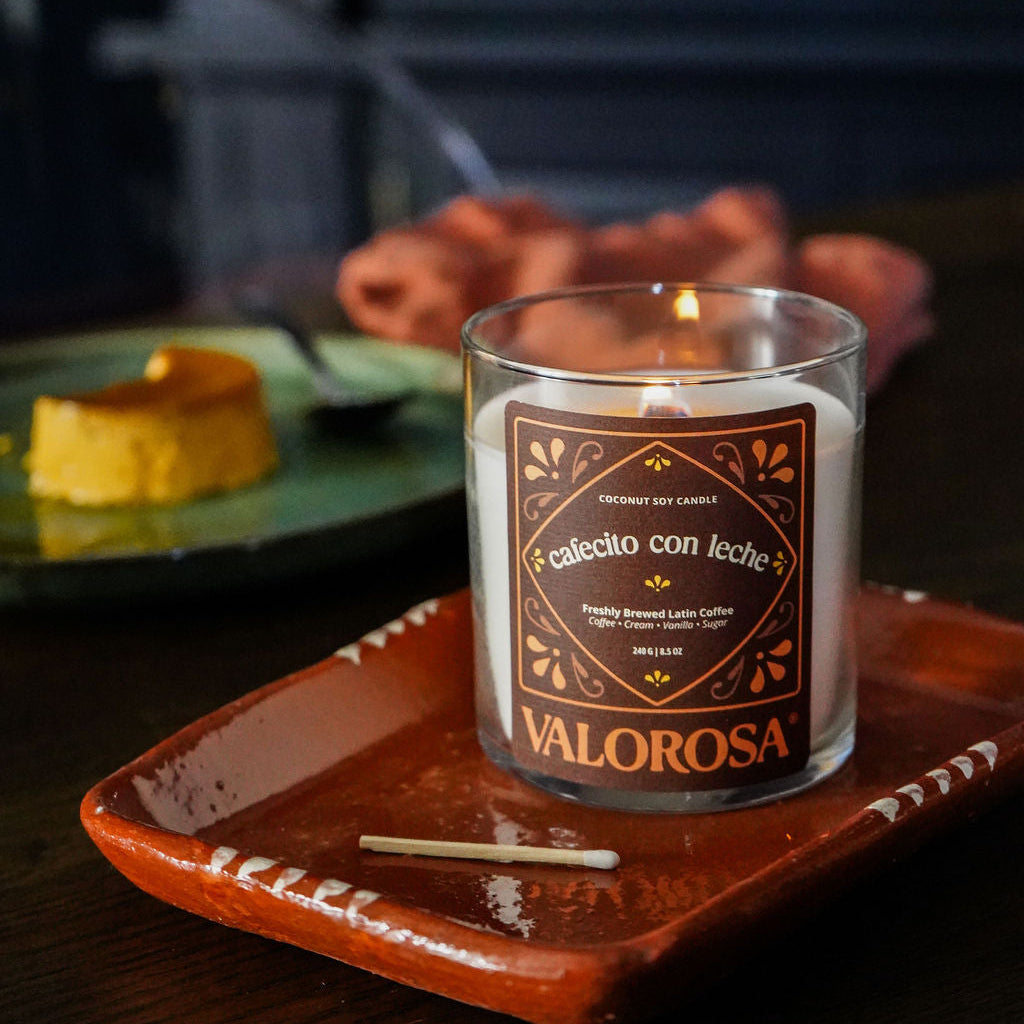 Cafecito Con Leche Valorosa Candle on a wooden tray with a dark background